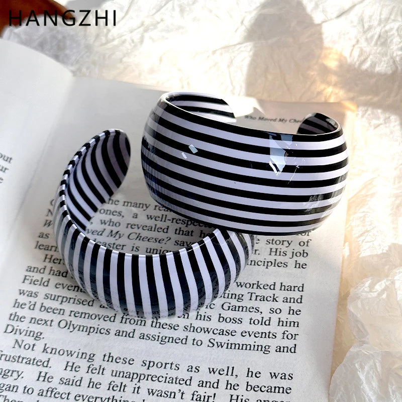 🍒Black and white striped wide bangle thick resin C shape open cuff bangle for women suitable holiday costume jewellery