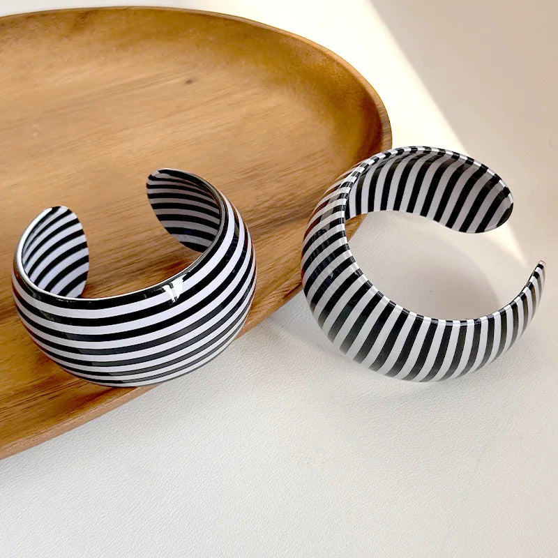 🍒Black and white striped wide bangle thick resin C shape open cuff bangle for women suitable holiday costume jewellery